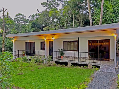una casa con un césped verde delante de ella en Monteverde Magic Mountain, en Monteverde
