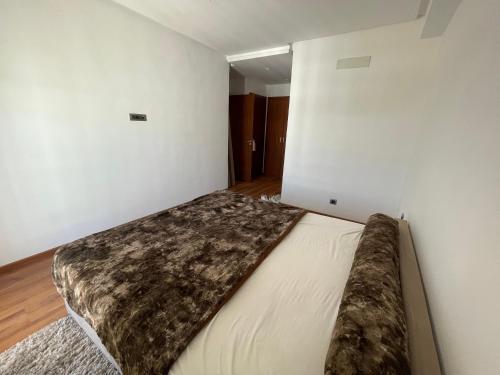 a bedroom with a large bed in a white room at Appartement à louer avec une vue panoramique sur le parc prestigia fes in Fès