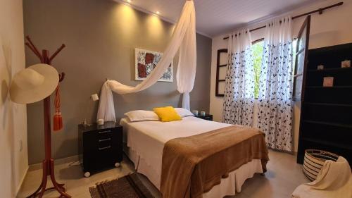 ein kleines Schlafzimmer mit einem Bett und einem Fenster in der Unterkunft Gbsitio in Brasilia