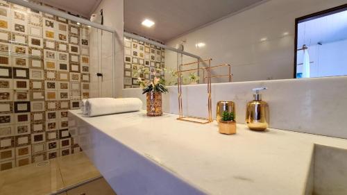 a bathroom with a counter with vases on it at Gbsitio in Brasilia