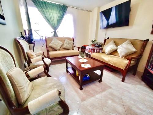 a living room with chairs and a coffee table at Hogar Emerawa - Corferias Bogota - Embajada Americana in Bogotá