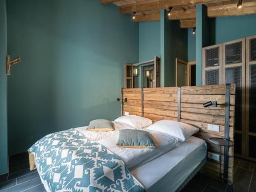 una camera da letto con un grande letto con pareti blu di Chalet Schneelöwe S a Leogang