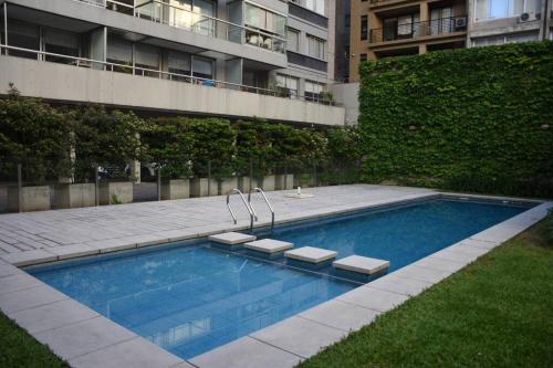 una piscina frente a un edificio en Septiembre Station View en Buenos Aires