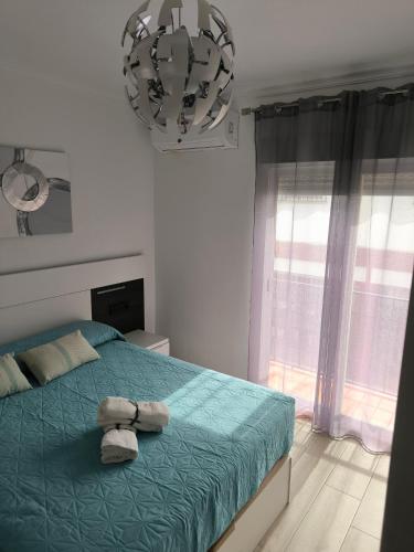 - une chambre avec un lit et des serviettes dans l'établissement Casa Daybru, à Ronda