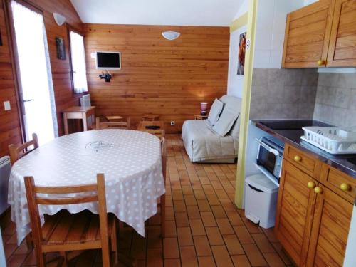 une cuisine avec une table et une chambre avec un canapé dans l'établissement Les genets, à Brocas