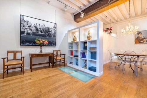 un salon avec une table et une salle à manger dans l'établissement Duran Duran, à Paris