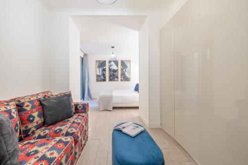 un salon avec un canapé et une chaise dans l'établissement Duran Duran, à Paris