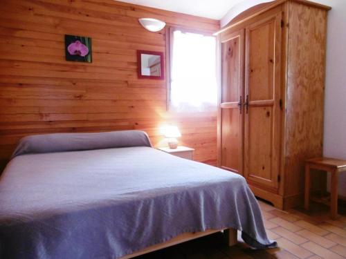 Schlafzimmer mit einem Bett und einem Fenster in der Unterkunft La bardane in Brocas