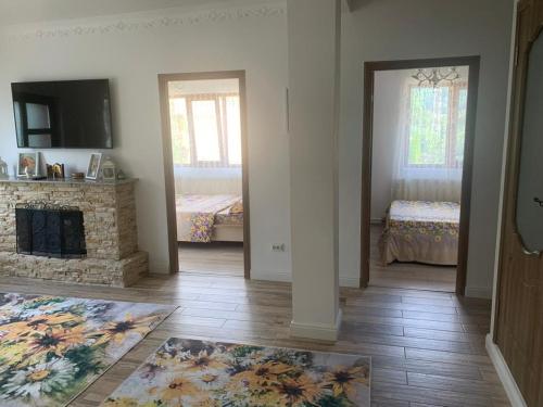 Ένα ή περισσότερα κρεβάτια σε δωμάτιο στο B House Bușteni