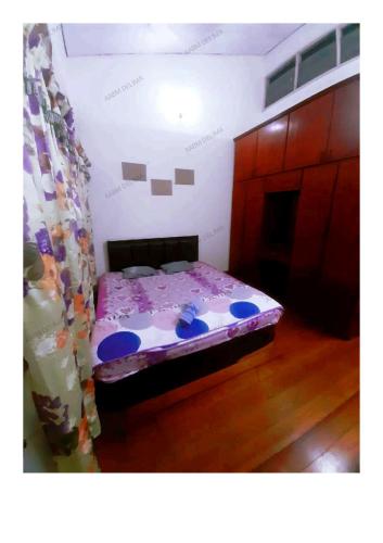 um quarto com uma cama num quarto em AABM DELIMA HOMESTAY em Ipoh