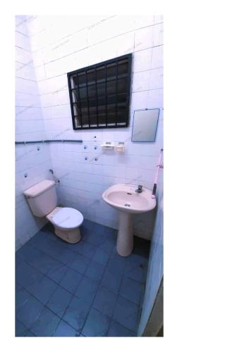 uma casa de banho com um WC e um lavatório em AABM DELIMA HOMESTAY em Ipoh