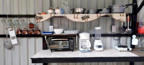 encimera de cocina con tostadora y licuadora en un estante en Casita happy feet and tours drake bay en Drake