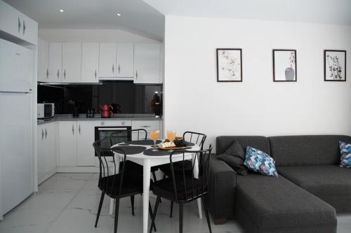 una sala de estar con una mesa y un sofá en Art life apartments (cotton), en Alanya