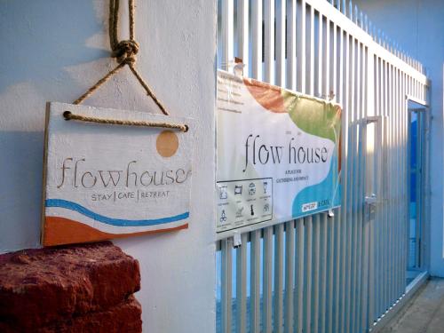 Naktsmītnes Flow House logotips vai norāde