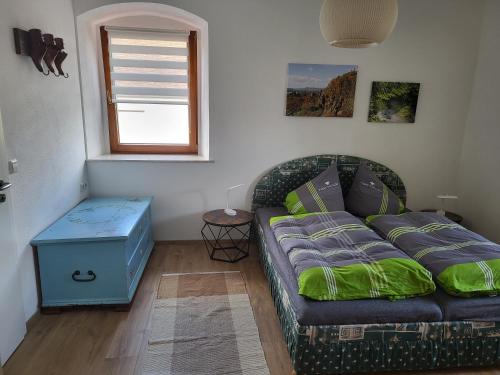 sala de estar con sofá y ventana en Ferienwohnung Am Wasserturm mit kleinem Bauernhof, en Baruth
