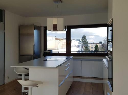 a kitchen with a counter and a large window at Studio Nähe Flughafen-Messe Stuttgart in Filderstadt