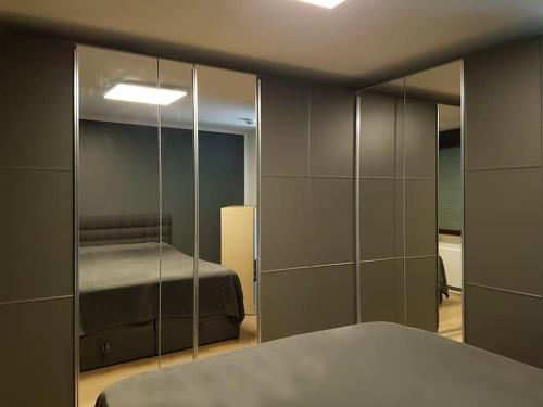 - une chambre avec un lit et un miroir dans l'établissement Studio Nähe Flughafen-Messe Stuttgart, à Leura