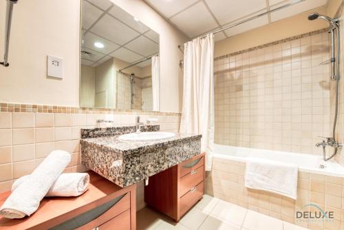 Koupelna v ubytování Elegant 2BR in Shams 4 JBR by Deluxe Holiday Homes