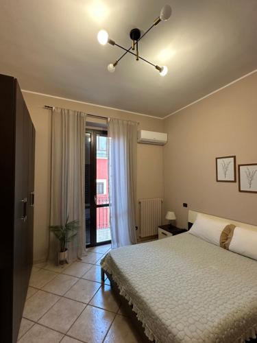 1 dormitorio con 1 cama y ventilador de techo en Bed & Breakfast Federico II, en Barletta