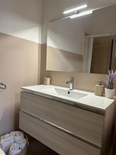 bagno con lavandino e specchio di Bed & Breakfast Federico II a Barletta