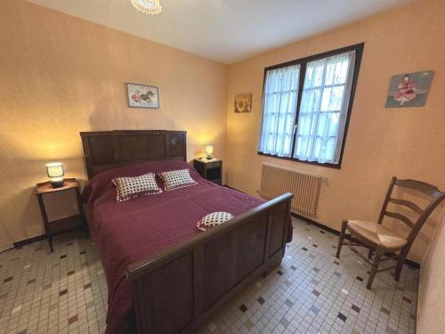 een slaapkamer met een groot bed en een raam bij Lamoune in Duhort-Bachen