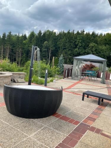 a fountain in the middle of a patio with a bench at La Casita in Weinzettel