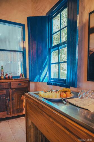 un comptoir avec une assiette de nourriture dessus dans l'établissement Cabanas All Black, à Monte Verde