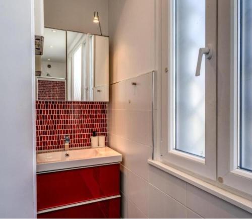 uma casa de banho com um lavatório e um espelho em Appartamento dell'acquedotto romano em Roma