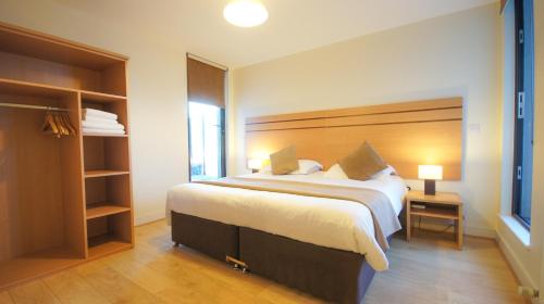 Un pat sau paturi într-o cameră la Crompton Court Apartments