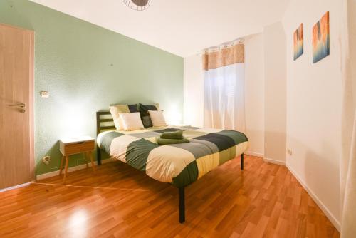 ein Schlafzimmer mit einem Bett in einem Zimmer in der Unterkunft Evasion Mulhousienne in Mulhouse