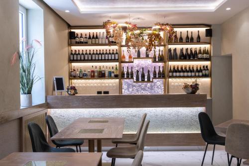 un ristorante con bar con tavoli e sedie di Suite Dreams Montecatini a Montecatini Terme