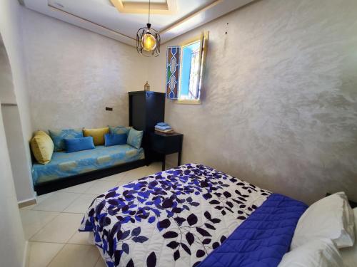 舍夫沙萬的住宿－Blue City，卧室配有蓝色和白色的床和沙发