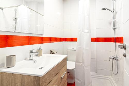 een badkamer met een wastafel en een douche bij Segismundo FreshApartments by Bossh Apartments in Málaga