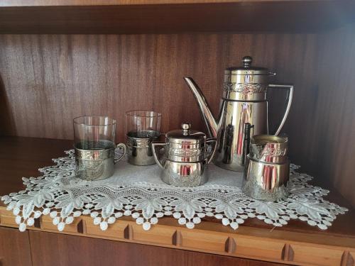 a group of tea pots and cups on a table at Ferienwohnung Am Wasserturm mit kleinem Bauernhof in Baruth