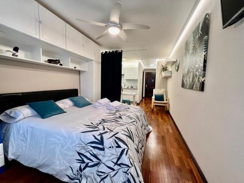 Schlafzimmer mit einem Bett und einem Deckenventilator in der Unterkunft FLORIDA 125 in Vigo