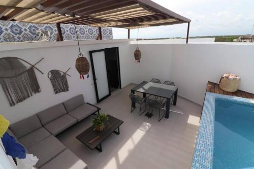 トゥルムにあるAmazing!! PH 2 Bdrm + Private Rooftop &Pool /Aldea Zamaのソファとテーブルのあるリビングルーム