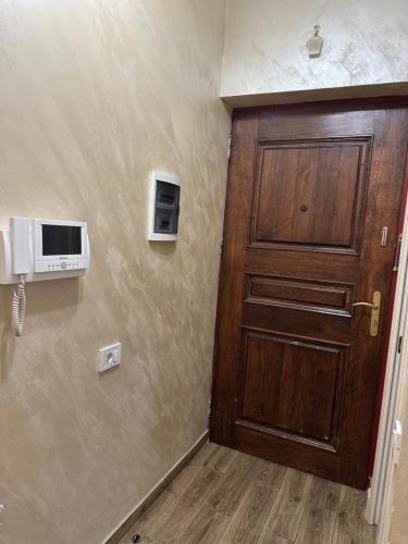 Una puerta a una habitación con microondas y una puerta en Comfortable apartment in center, en Ereván