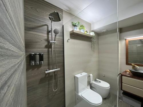a bathroom with a shower and a toilet and a sink at Espectacular y céntrico piso in Cangas de Morrazo