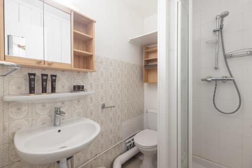 une salle de bain avec un lavabo, des toilettes et une douche dans l'établissement Studio - Le Vorasson Ideal for a duo break in Saint-Gervais!, à Saint-Gervais-les-Bains