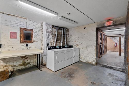 une pièce vide avec lavabo et comptoir dans l'établissement Flexhome Marquette Economy 1BR MP9 - READ INFO, à Milwaukee