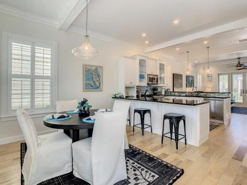 Кухня или мини-кухня в Village at New Smyrna Marina ~ A Boater and Fishermans Dream 14 Old Feger
