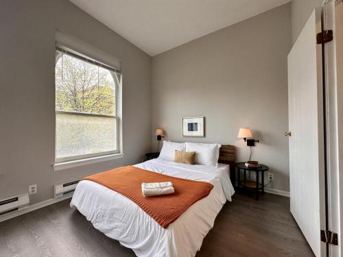 een slaapkamer met een groot bed en een raam bij Flexhome Marquette Economy 2BR MP7 - READ INFO in Milwaukee
