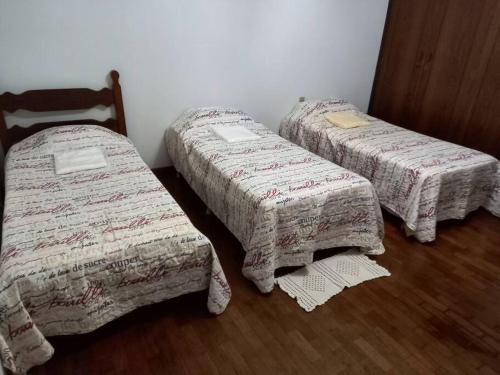 3 camas sentadas en una habitación con en Apartamento Serra da Canastra com garagem, en Piauí