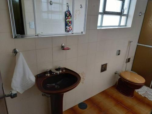 y baño con lavabo y aseo. en Apartamento Serra da Canastra com garagem, en Piauí