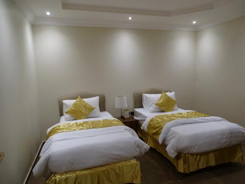 dos camas sentadas una al lado de la otra en una habitación en Comfort Inn Al Taawon - Family Only, en Riad
