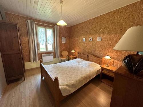 Un dormitorio con una cama grande y una ventana en La grange, en Commensacq