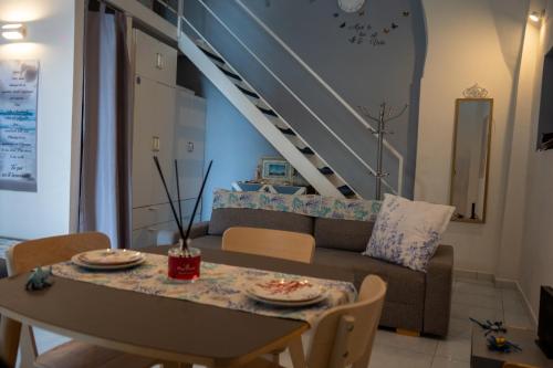 ein Wohnzimmer mit einem Tisch und einem Sofa in der Unterkunft 21 Passi dal Mare in Gaeta