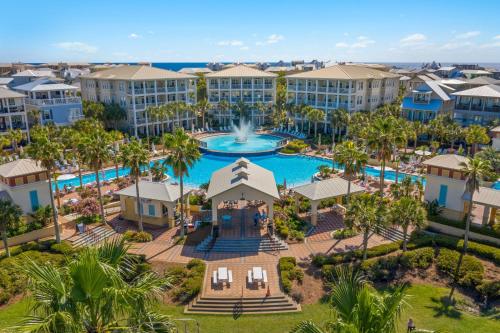 una vista aerea di un resort con una fontana di SeaQuinn a Inlet Beach
