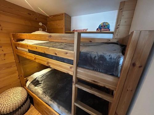 - une chambre avec 2 lits superposés dans une cabine dans l'établissement Studio rénové avec coin montagne, balcon Sud, au pied des pistes, 4 pers - FR-1-452-360, aux Menuires