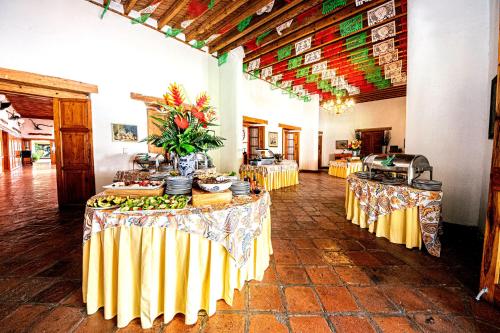 a banquet hall with tables with bananas on them at Hotel Hacienda Cantalagua Golf in Contepec
